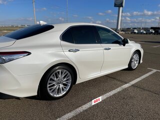 2019 Toyota Camry VIII (XV70), белый, 3050000 рублей, вид 3