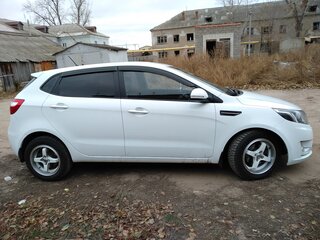 2013 Kia Rio 5-speed III, белый, 600000 рублей, вид 4