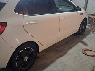 2013 Kia Rio 4-speed III, белый, 630000 рублей, вид 4