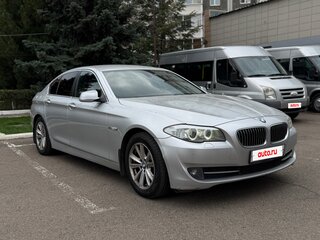 2011 BMW 5 серии 520i VI (F10/F11/F07), серебристый, 1700000 рублей, вид 4