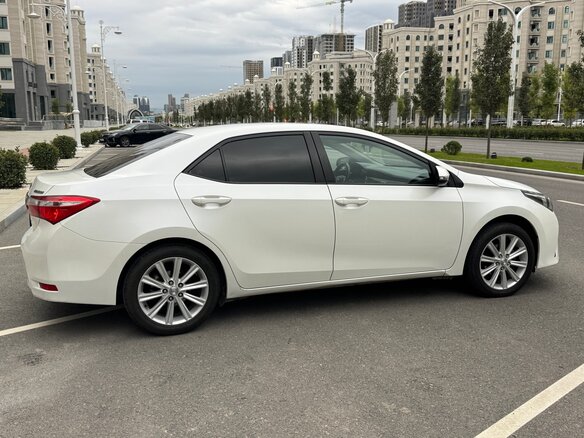 2013 Toyota Corolla XI (E160, E170, E180), белый, 1150000 рублей - вид 4