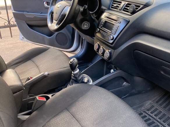 2015 Kia Rio III Рестайлинг, серебристый, 850000 рублей - вид 4