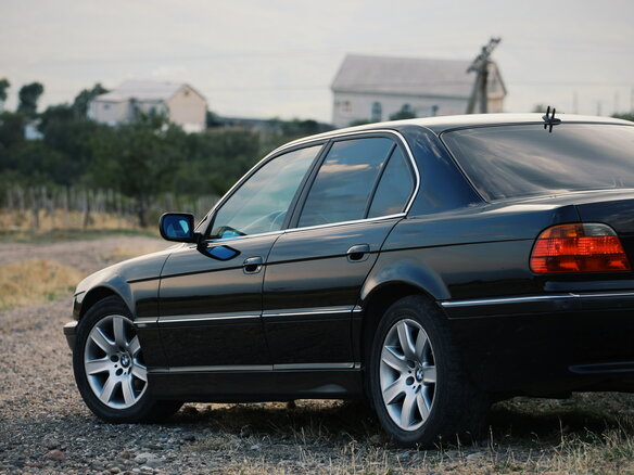 2001 BMW 7 серии 735i III (E38) Рестайлинг, чёрный - вид 1