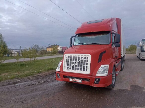 2003 Volvo VNL, красный, 1300000 рублей - вид 5