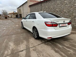 2017 Toyota Camry VII (XV50) Рестайлинг 2, белый, 2600000 рублей, вид 4