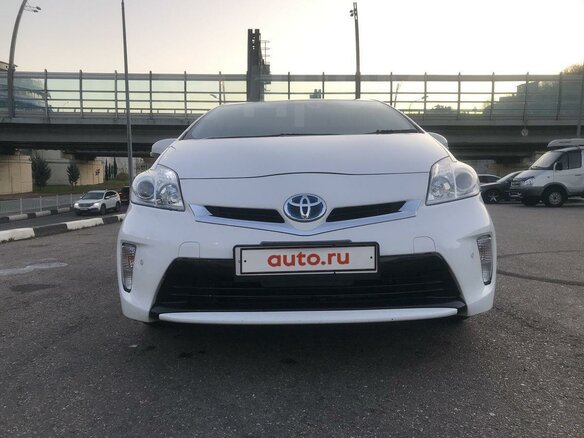 2012 Toyota Prius III Рестайлинг (XW30), белый, 1550000 рублей - вид 3