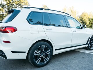 2022 BMW X7 M50i I (G07), белый, 7900000 рублей, вид 3