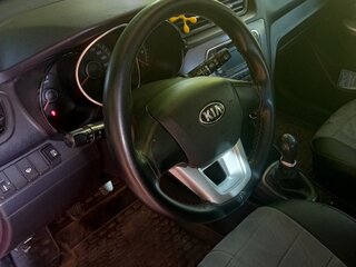 2013 Kia Rio 5-speed III, красный, 700000 рублей, вид 2