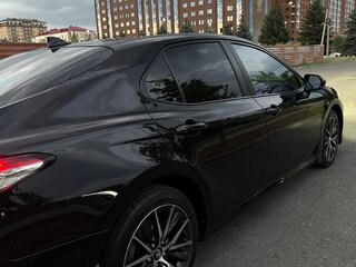 2021 Toyota Camry VIII (XV70) Рестайлинг, чёрный, 3000000 рублей, вид 3