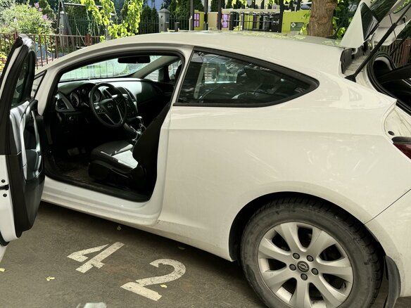 2014 Opel Astra GTC J Рестайлинг, белый, 1100000 рублей - вид 7