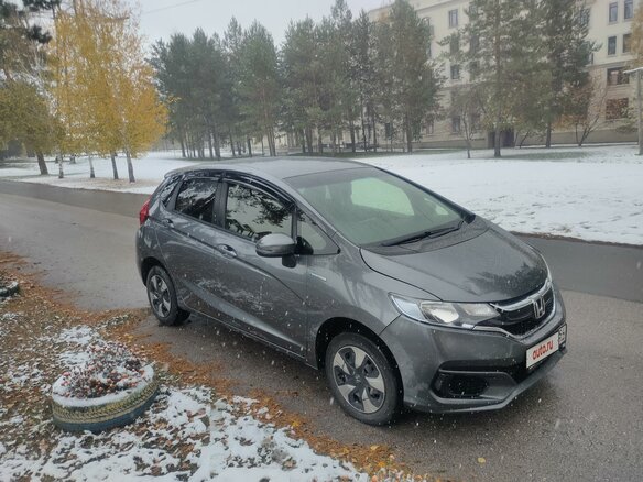 2018 Honda Fit III Рестайлинг, серый, 1480000 рублей - вид 1