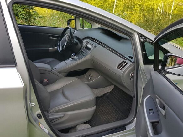 2010 Toyota Prius III (XW30), серебристый - вид 10