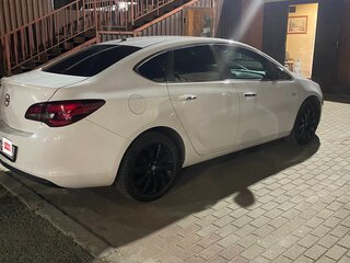 2013 Opel Astra J Рестайлинг, белый, 750000 рублей, вид 3