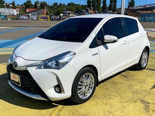 2017 Toyota Vitz III (XP130) Рестайлинг 2, белый, 1275000 рублей, вид 3