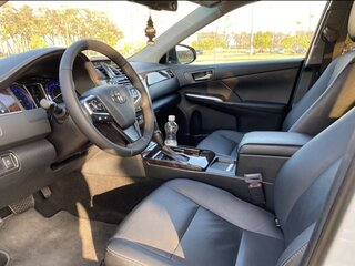 2016 Toyota Camry VII (XV50) Рестайлинг, белый, 2650000 рублей, вид 4