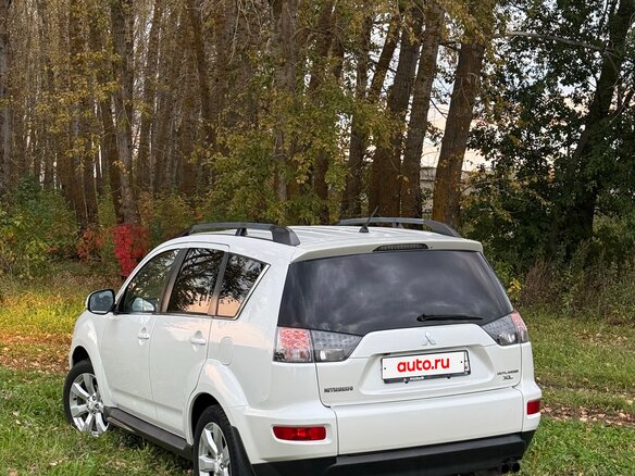 2011 Mitsubishi Outlander II Рестайлинг, белый, 1300000 рублей - вид 3
