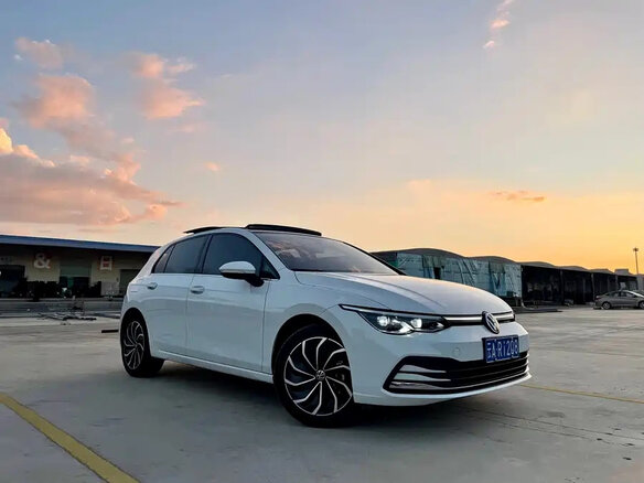 2023 Volkswagen Golf VIII, белый, 1780000 рублей - вид 1
