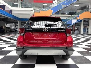2023 Toyota Yaris L X XP150 Рестайлинг, красный, 1300000 рублей, вид 5