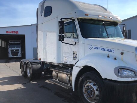 2003 Freightliner Columbia, белый, 2999999 рублей, вид 4