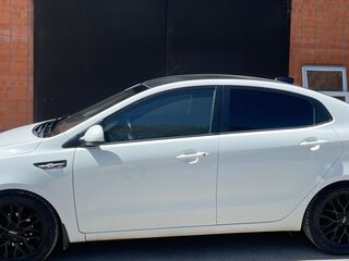 2016 Kia Rio III Рестайлинг, белый, 1300000 рублей, вид 3