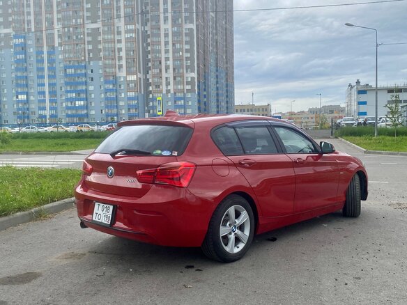 2017 BMW 1 серии 118i II (F20/F21) Рестайлинг, красный, 1550000 рублей - вид 3