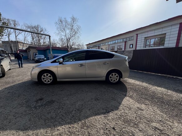 2011 Toyota Prius III Рестайлинг (XW30), серебристый, 1370000 рублей - вид 7