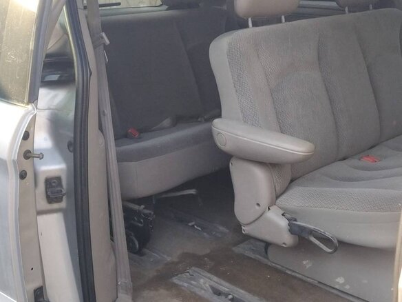 2002 Chrysler Voyager IV, серебристый, 480000 рублей - вид 16