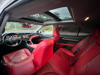 2020 Toyota Camry VIII (XV70) Рестайлинг, белый, 3100000 рублей, вид 4
