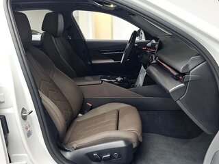 2024 BMW 5 серии 520i VIII (G60/G61/G68), белый, 5880000 рублей, вид 5