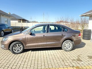 2015 Volkswagen Polo V Рестайлинг, коричневый, 1011083 рублей, вид 4