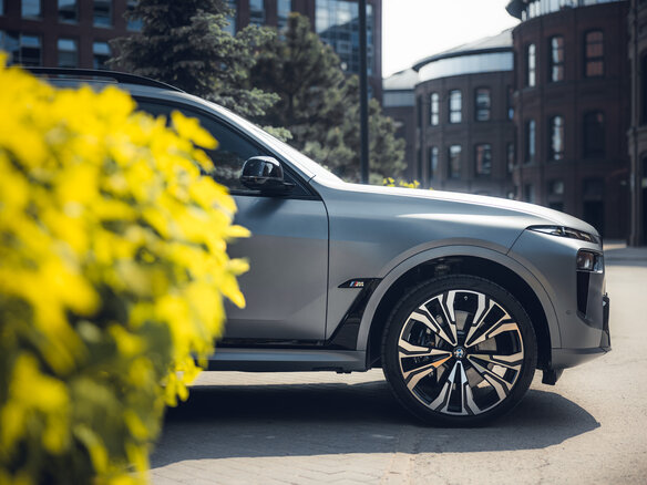 2022 BMW X7 M60i I (G07) Рестайлинг, серый - вид 6