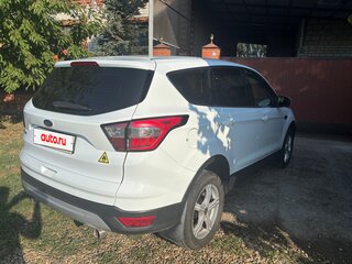 2017 Ford Kuga II Рестайлинг, белый, 1750000 рублей, вид 3