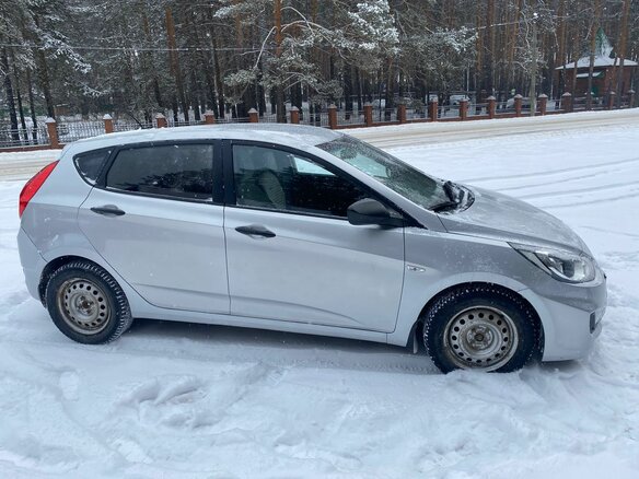 2011 Hyundai Solaris I, серебристый, 729000 рублей - вид 1