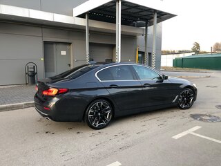 2021 BMW 5 серии 530i xDrive VII (G30/G31/G38) Рестайлинг, серый, 5750000 рублей, вид 3