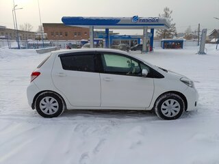 2013 Toyota Vitz III (XP130), белый, 950000 рублей, вид 2