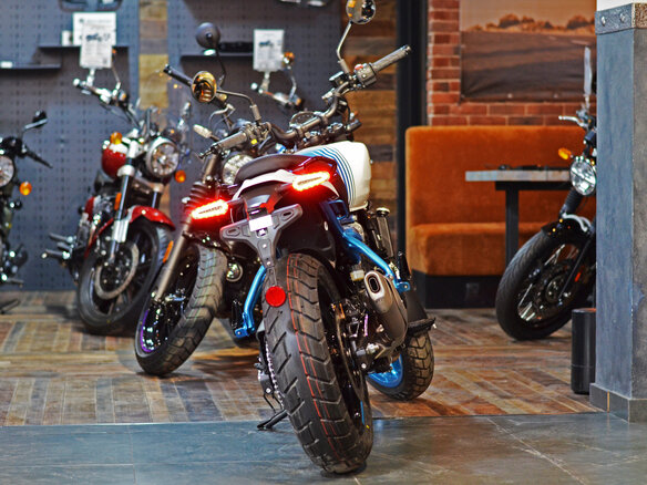 2025 Royal Enfield Guerrilla 450, синий, 559000 рублей - вид 15