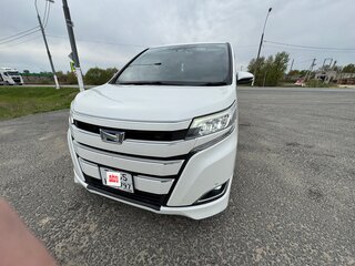 2018 Toyota Noah III (R80) Рестайлинг, белый, 2400000 рублей, вид 3