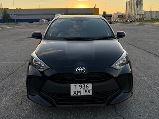 2021 Toyota Yaris IV, чёрный, 1299000 рублей, вид 1
