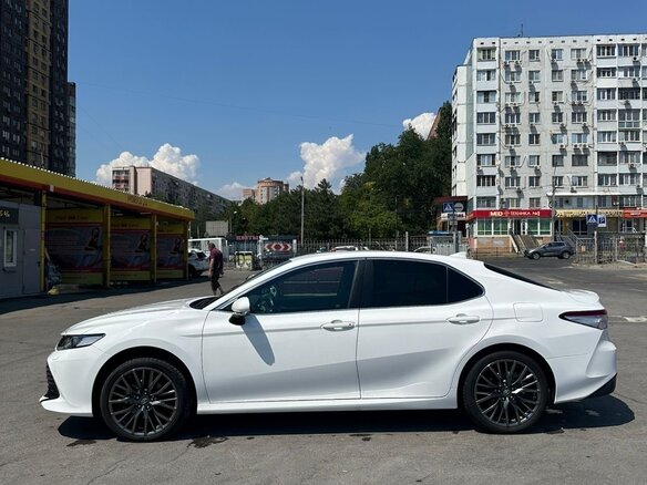 2019 Toyota Camry VIII (XV70), белый, 2800000 рублей - вид 3