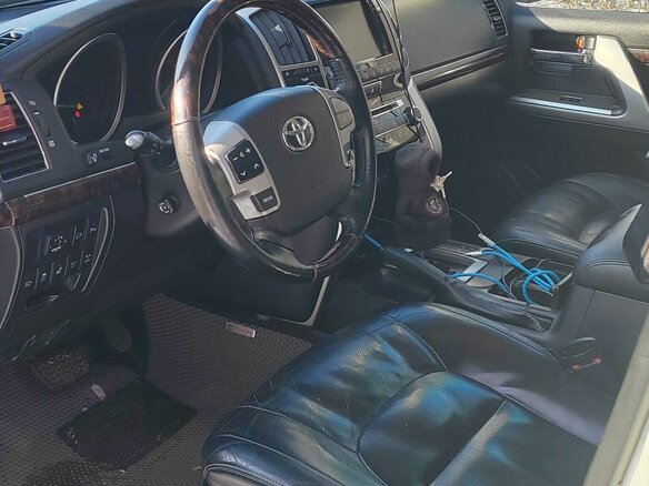 2013 Toyota Land Cruiser 200 Series Рестайлинг 1, белый, 3500000 рублей - вид 9