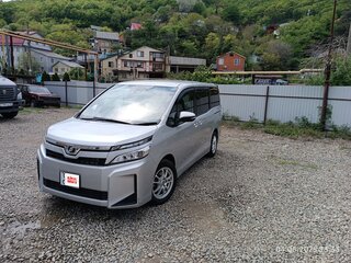 2018 Toyota Voxy III (R80) Рестайлинг, серебристый, 2150000 рублей, вид 2