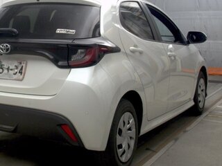 2021 Toyota Yaris IV, белый, 995000 рублей, вид 5