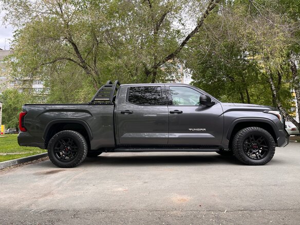 2022 Toyota Tundra CrewMax III, серый, 9200000 рублей