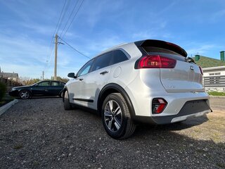 2019 Kia Niro I Рестайлинг, серебристый, 1764552 рублей, вид 3