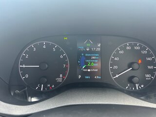 2020 Toyota Yaris IV, серый, 1195000 рублей, вид 4
