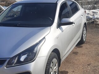 2017 Kia Rio IV, серебристый, 1000000 рублей, вид 2