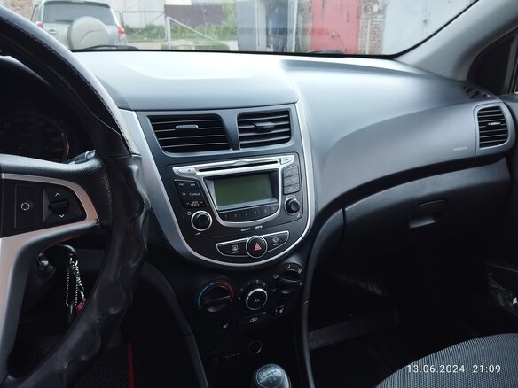 2012 Hyundai Solaris I, серый, 900000 рублей - вид 4