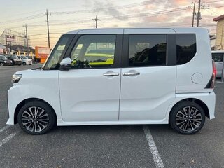 2023 Daihatsu Tanto IV Рестайлинг, белый, 798000 рублей, вид 3