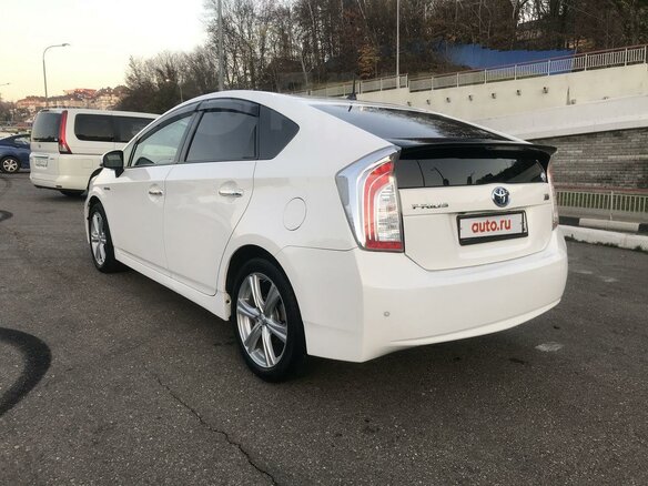 2012 Toyota Prius III Рестайлинг (XW30), белый, 1550000 рублей - вид 1