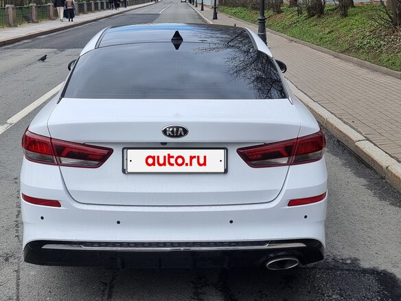 2019 Kia Optima IV Рестайлинг, белый, 1850000 рублей - вид 2